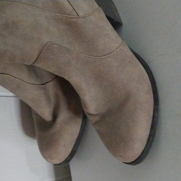 Very tall boots - Picture 2 of 4